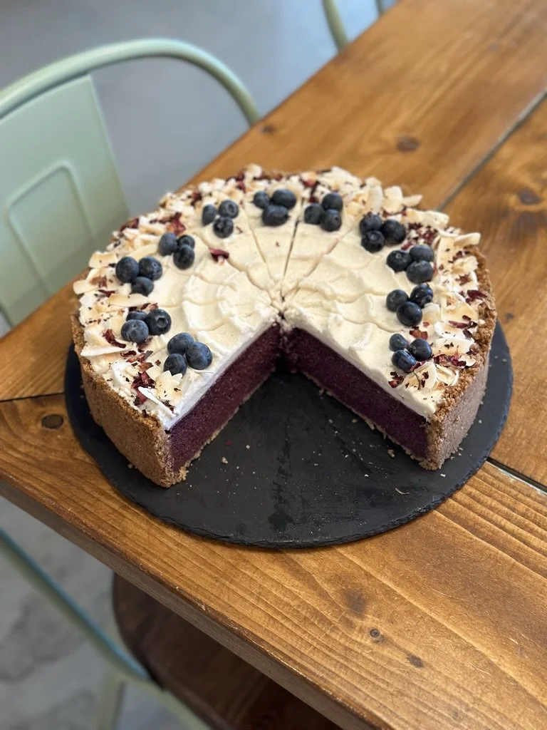 Angeschnittener Blaubeer Cheesecake mit Blaubeeren und Kokoschips
