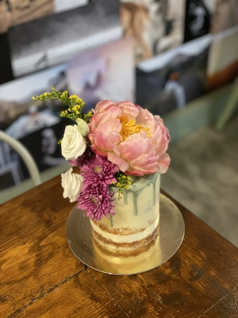 Mini-Torte mit großer Pfingstrose