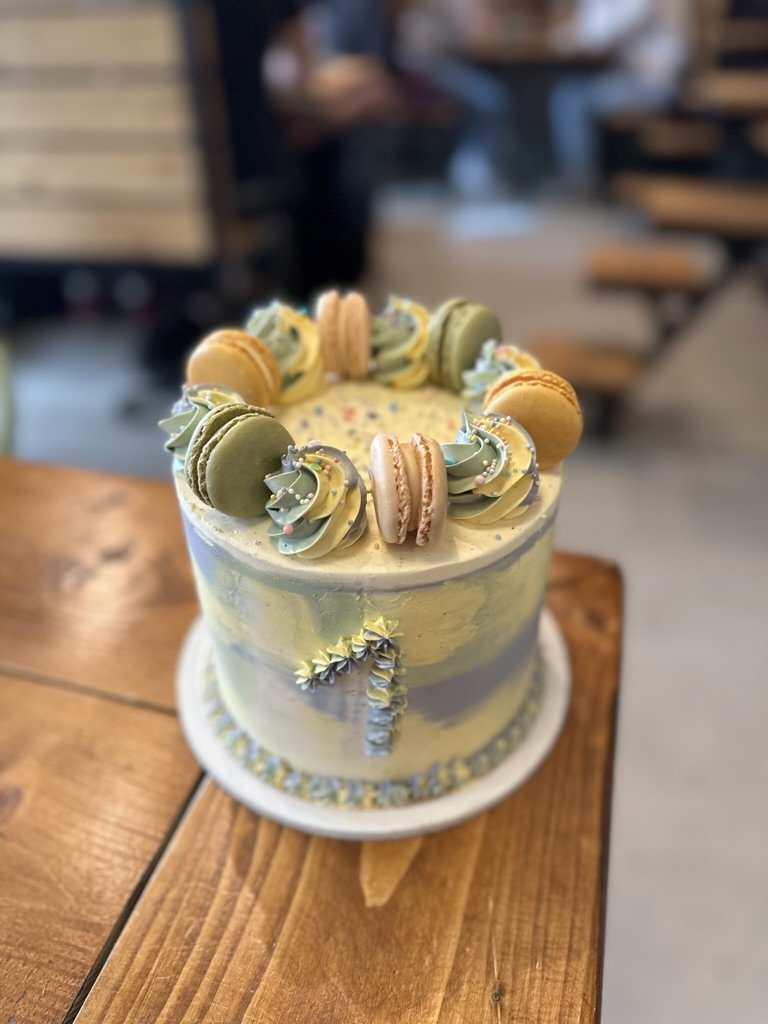 Torte in Blau und Gelb mit Macarons