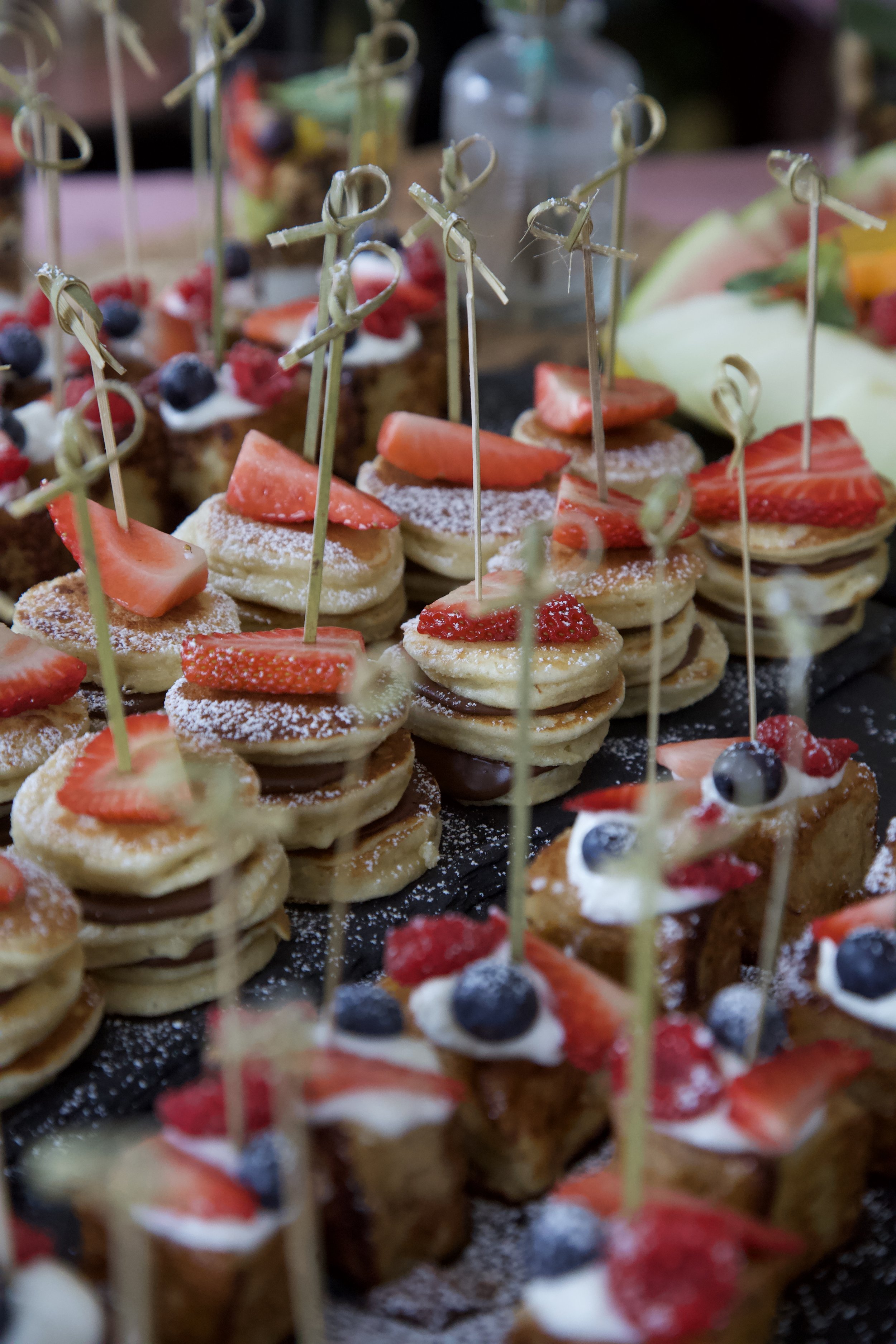 Brunch Catering: Mini-Pancake-Spieße mit Erdbeeren und French Toast Bites