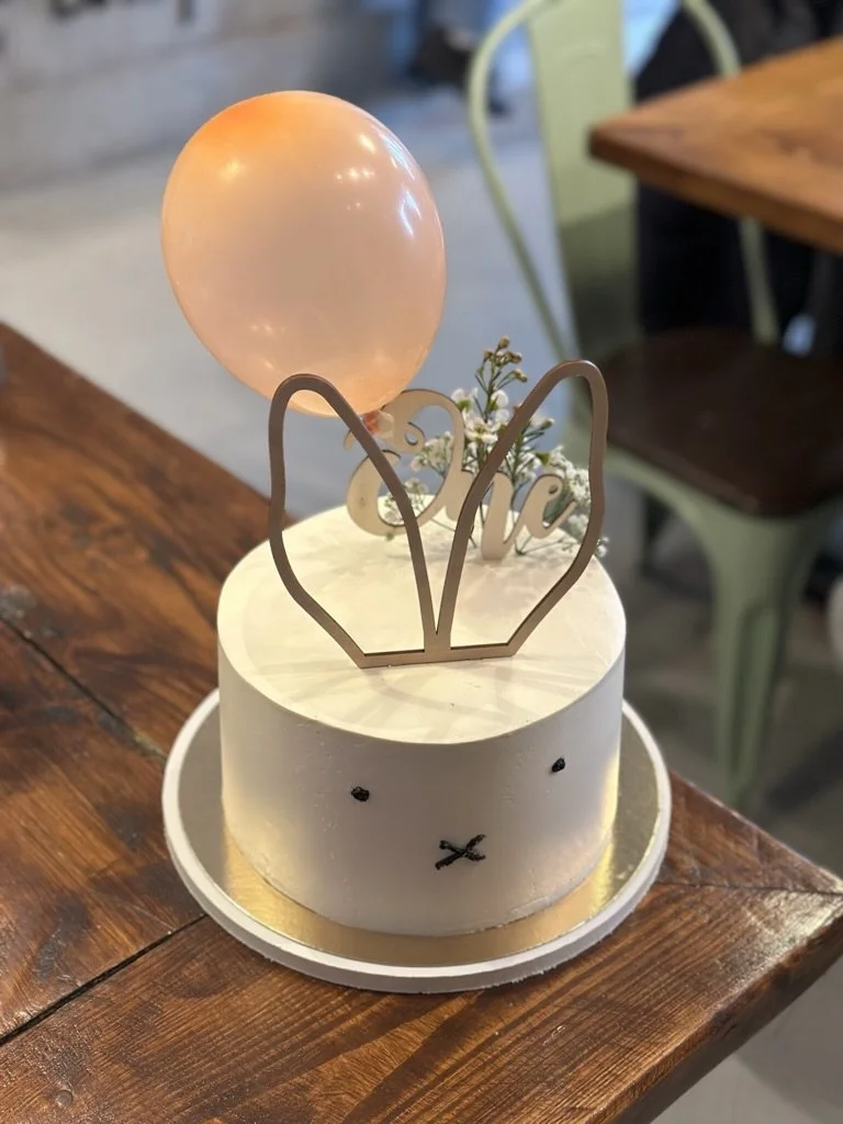Weiße Hasen-Torte mit Ohren-Topper und Luftballon