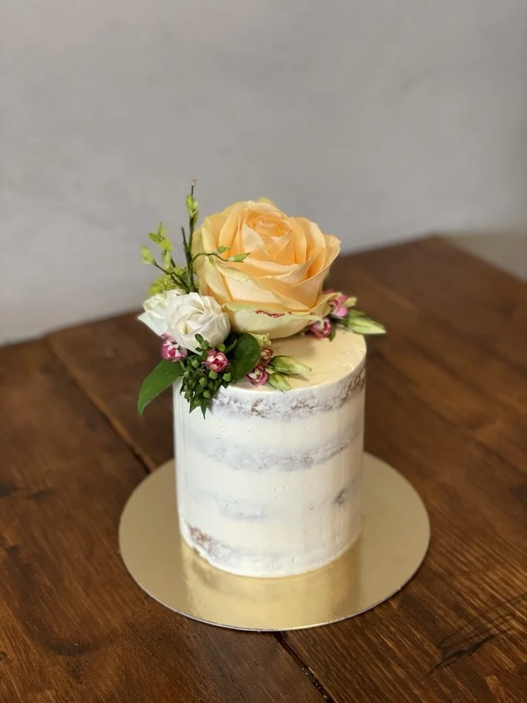 Mini-Torte im Semi-Naked-Look mit apricotfarbener Rose