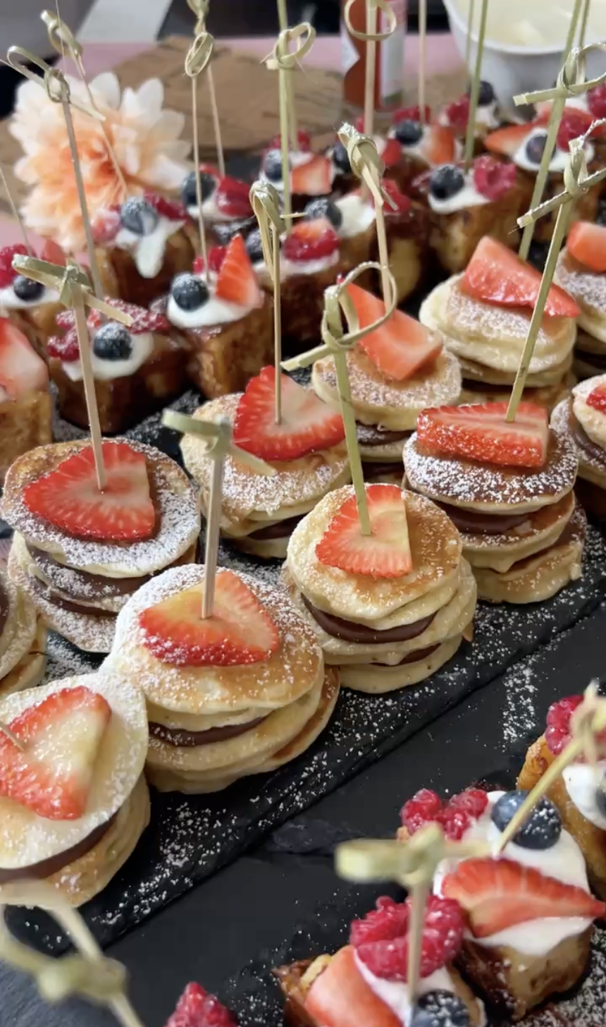 2026-03-17 Catering Mini Pancakes Erdbeeren Spieße.png
