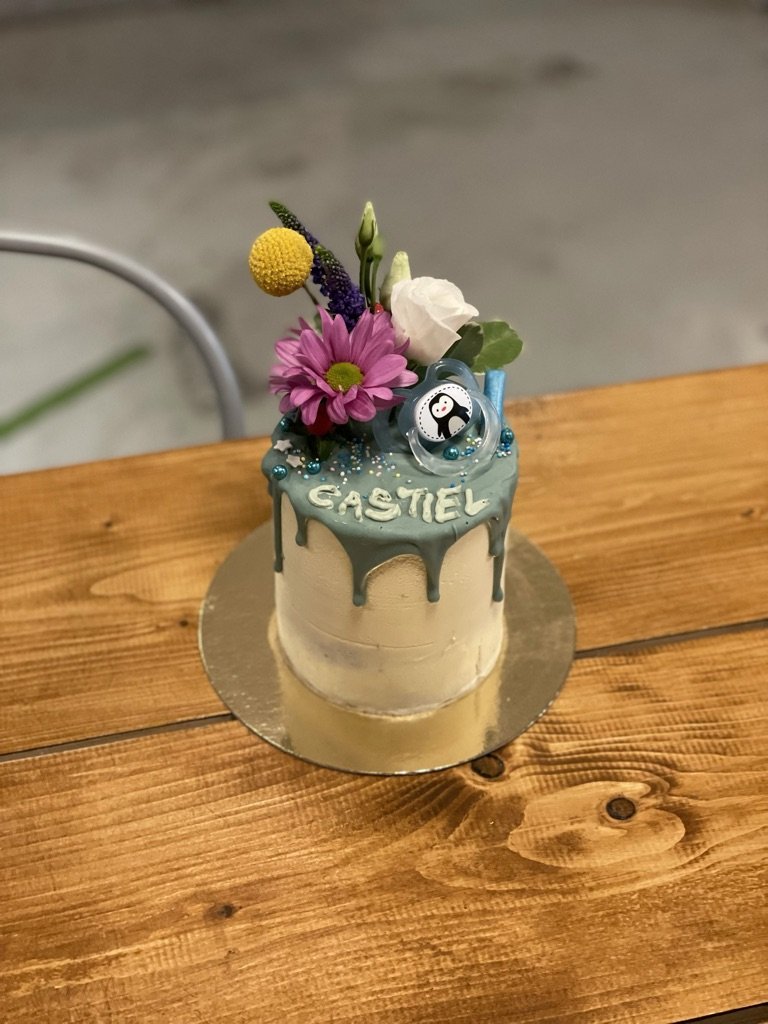 Mini-Torte mit grünem Drip, Blumen und Schriftzug