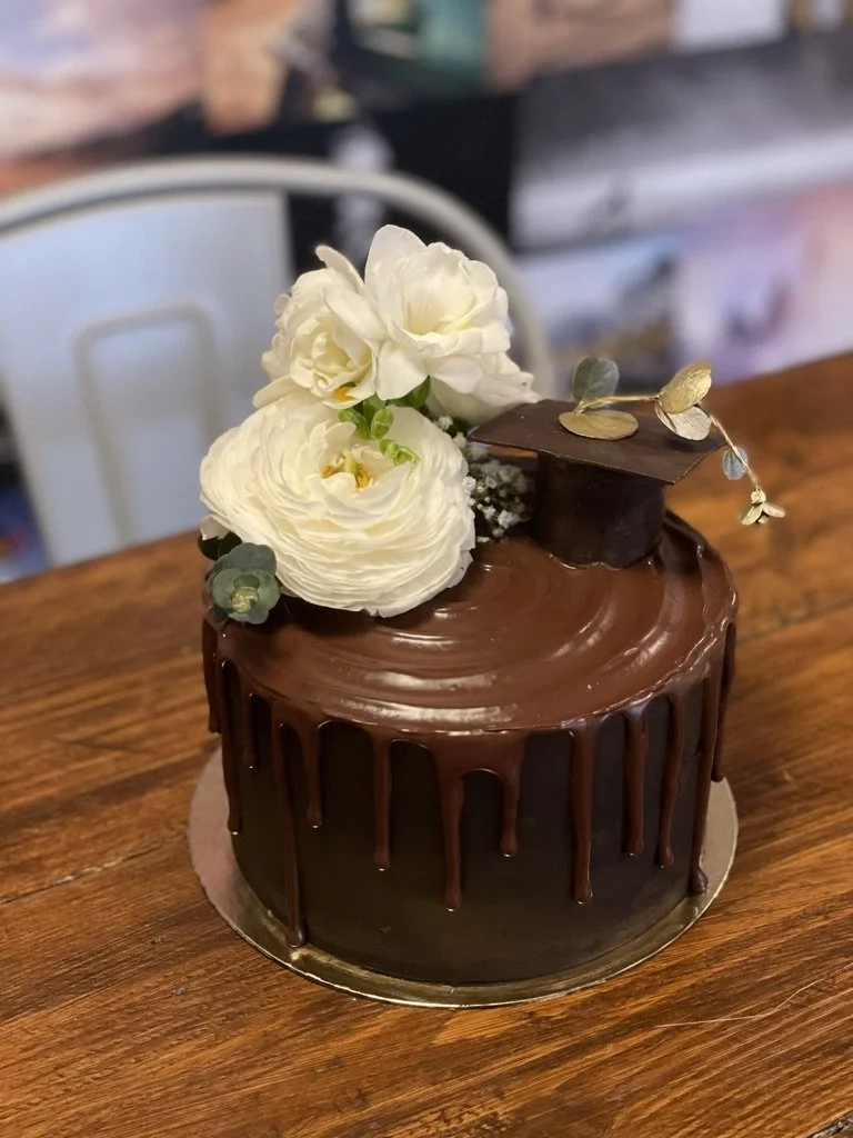Schoko-Torte mit Schoko-Drip und weißen Blumen
