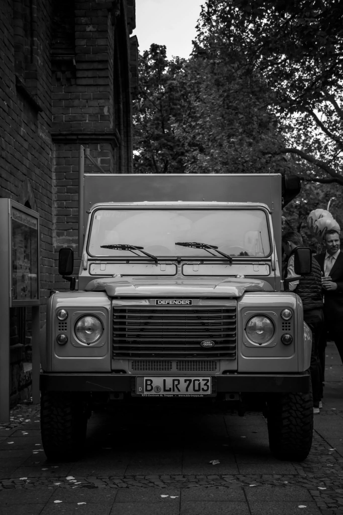 2026-05 Defender Coffee Car schwarzweiß.JPG