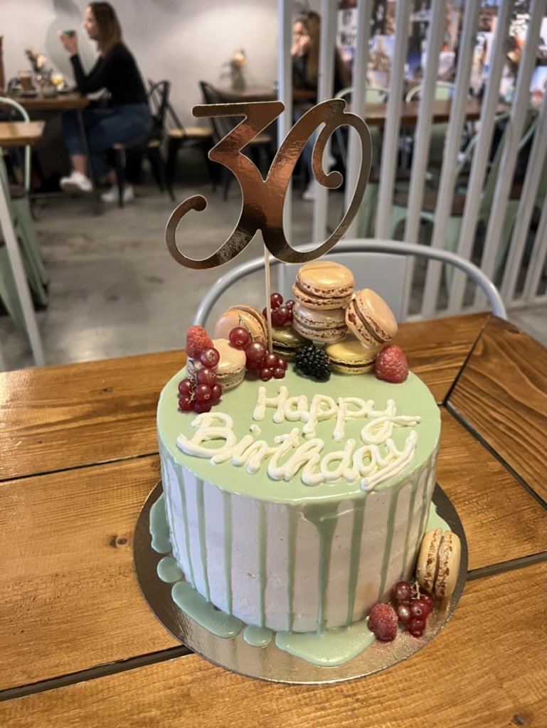 Mintgrüne Drip-Torte mit Macarons, Schriftzug und Zahlentopper