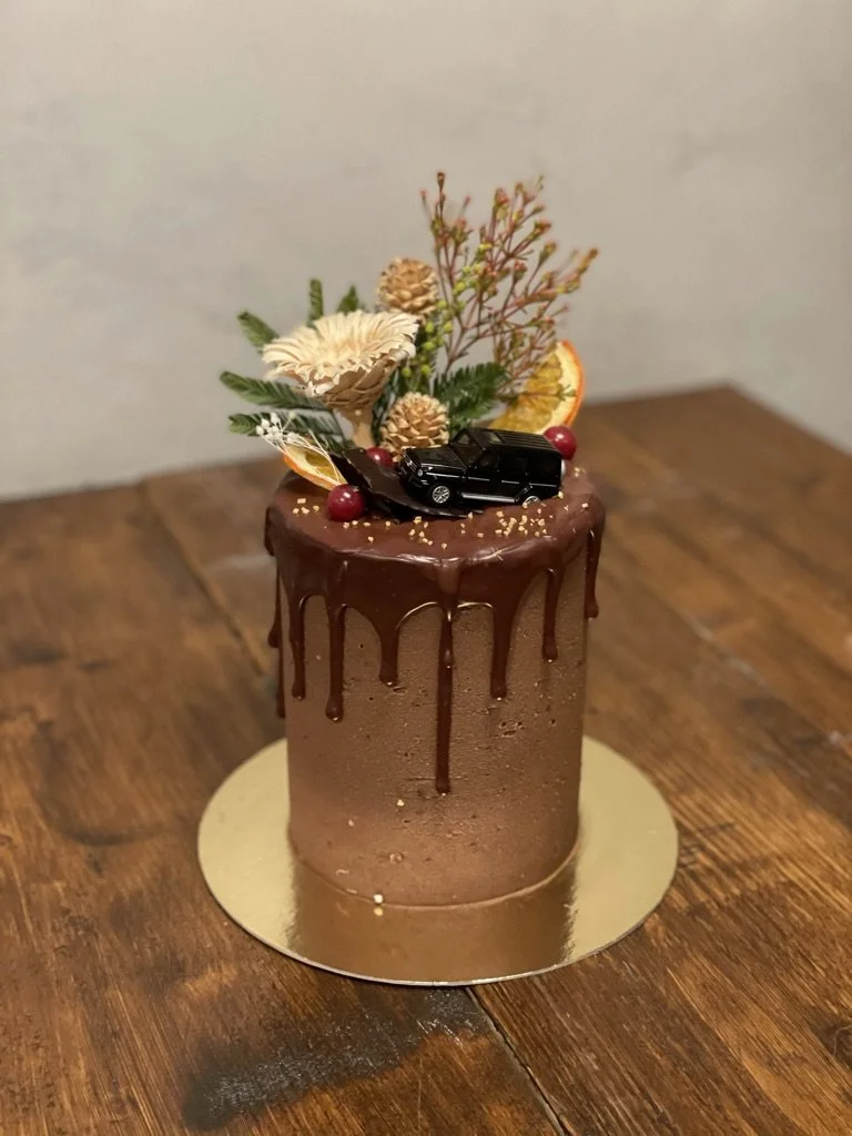 Mini-Schokotorte mit Schoko-Drip und Trockenblumen