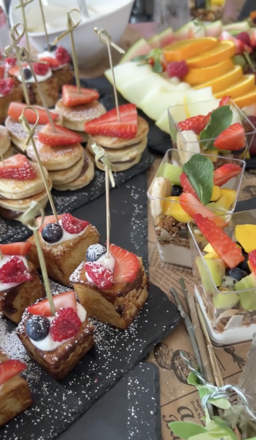 2026-03-17 Catering Brunch Buffet French Toast Obst.png