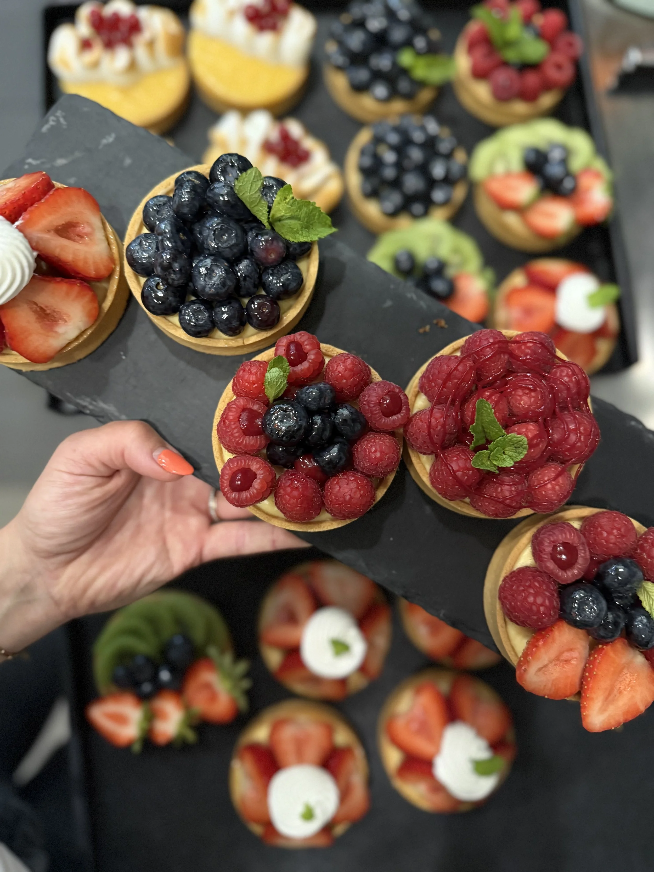2025-06 Obsttartelettes Beeren auf Schieferplatte.jpeg