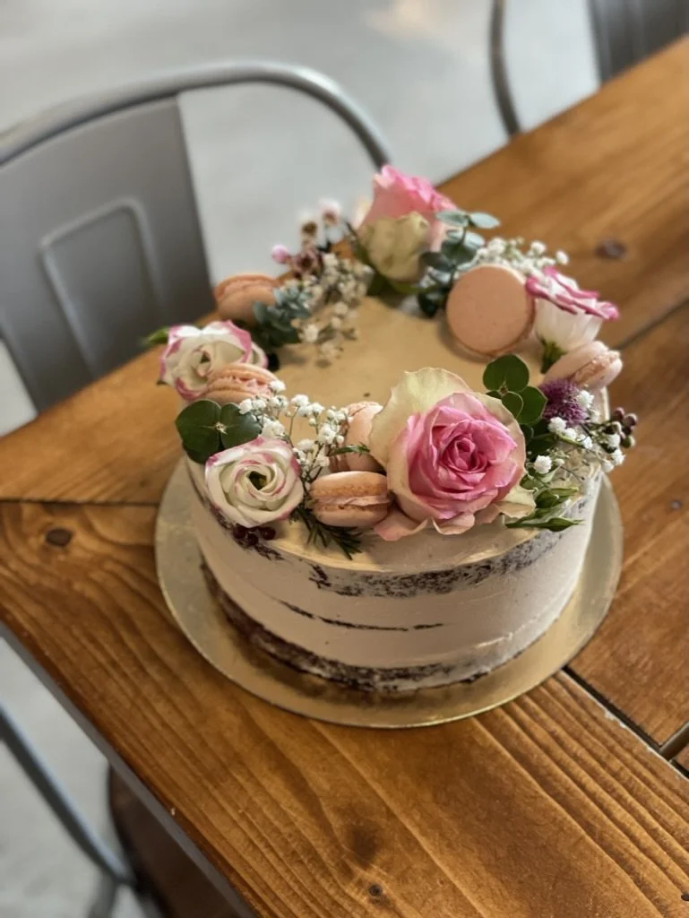 Naked Cake mit Rosen und Macarons
