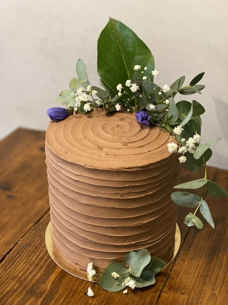 Schoko-Torte mit Rillenmuster und grünen Blättern