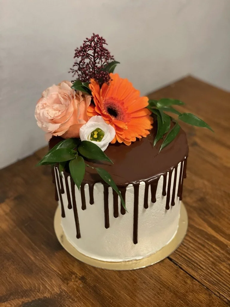 Weiße Torte mit Schoko-Drip, Gerbera und Rose