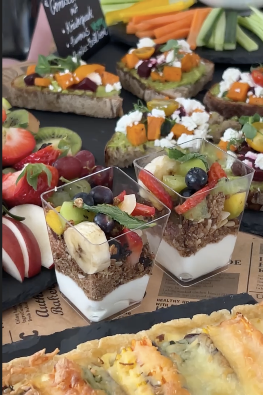 2026-03-17 Catering Buffet Stullen Joghurt Granola Becher.png