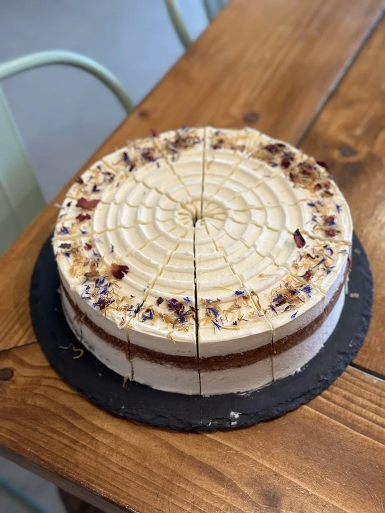 Carrot Cake mit Frischkäsecreme, in Stücke geschnitten