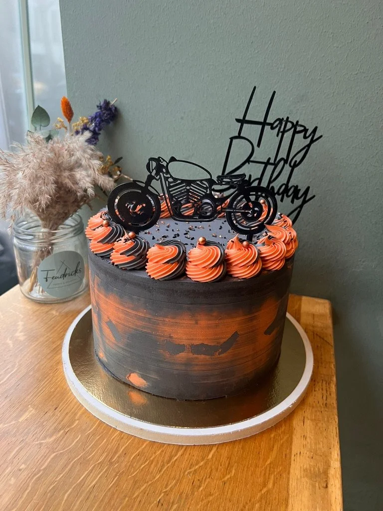 Torte in Schwarz und Orange mit Motorrad-Topper