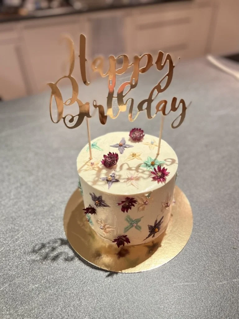 Torte mit gepressten Blüten und Happy-Birthday-Topper