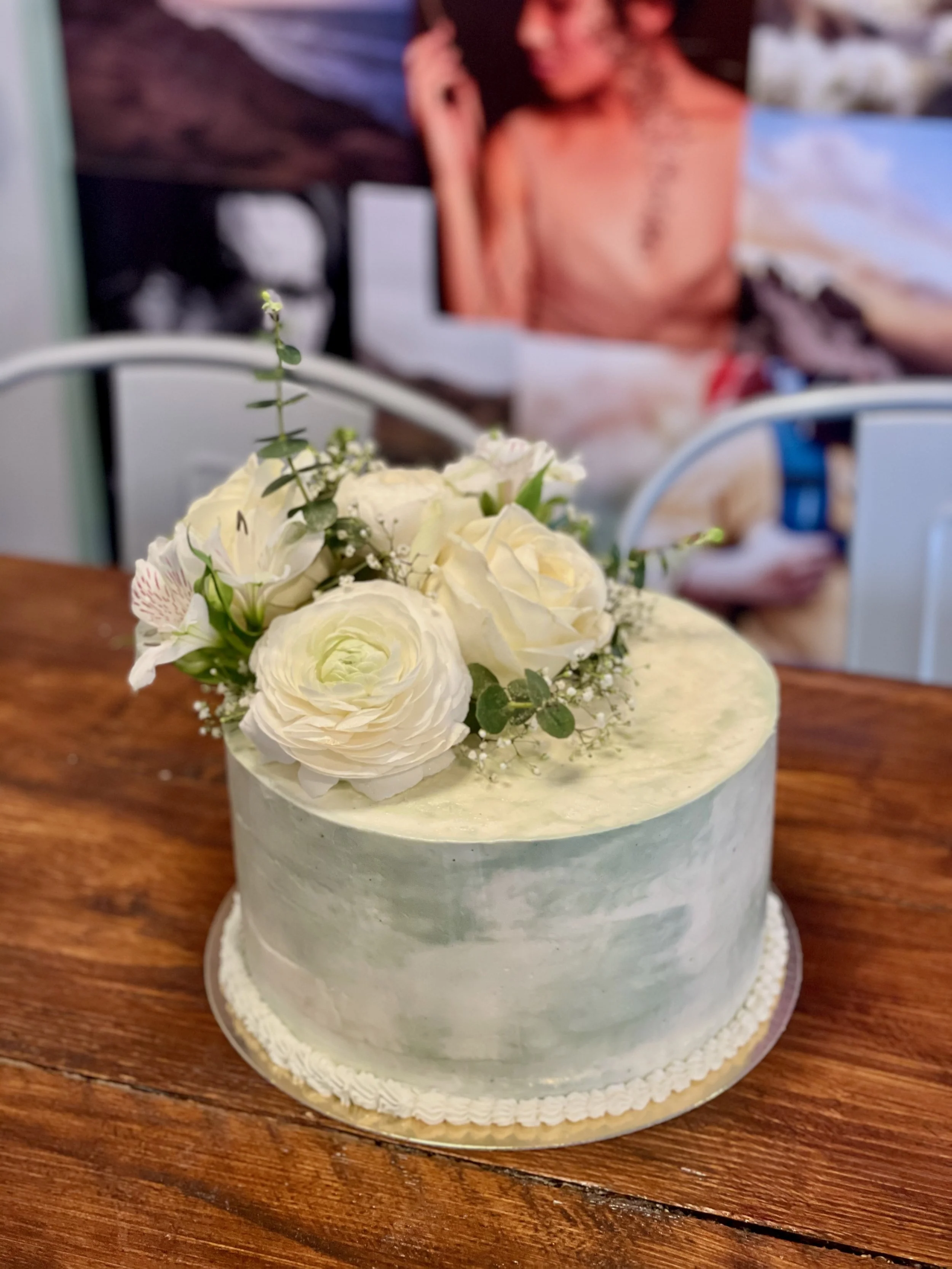 Grau marmorierte Torte mit weißen Rosen