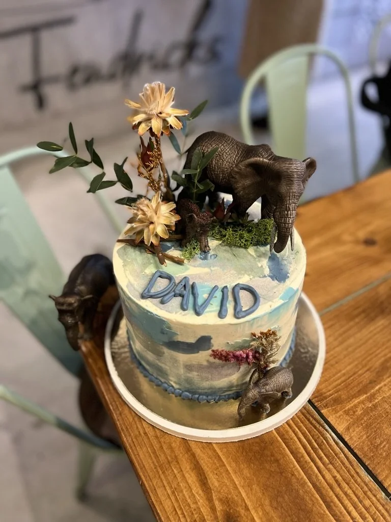 Torte mit Tierfiguren, Trockenblumen und Namens-Schriftzug