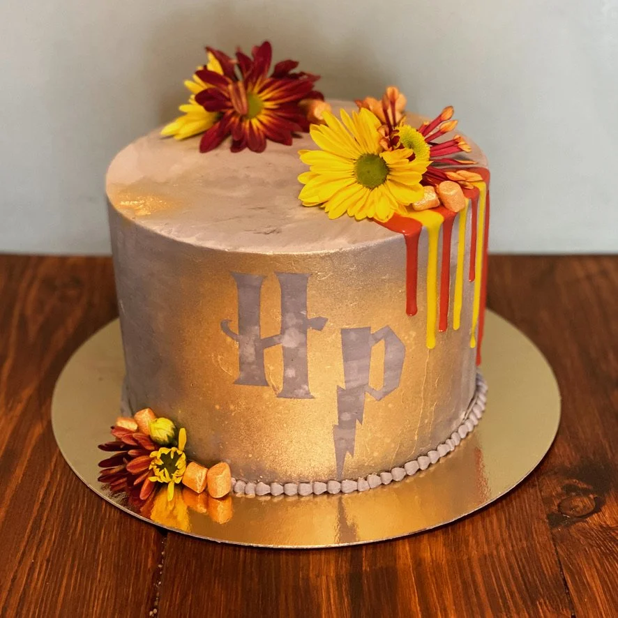 Silberne Zauberer-Torte mit Drip und Blumen, Nahaufnahme