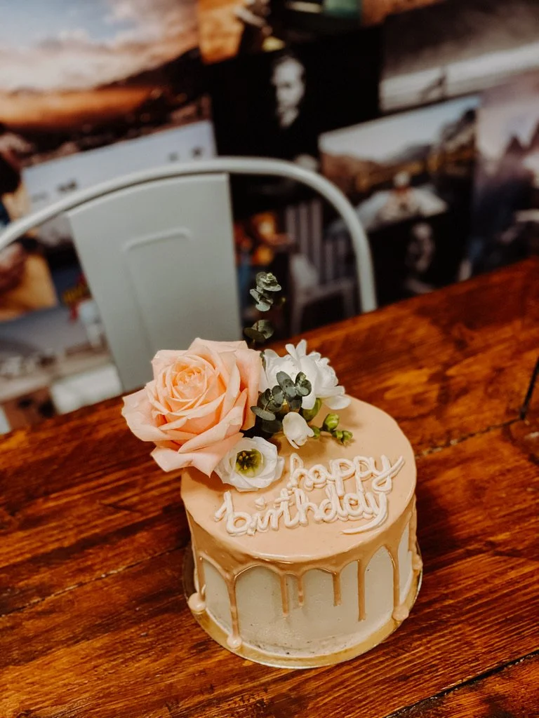 Torte mit Karamell-Drip, Rose und Happy-Birthday-Schriftzug