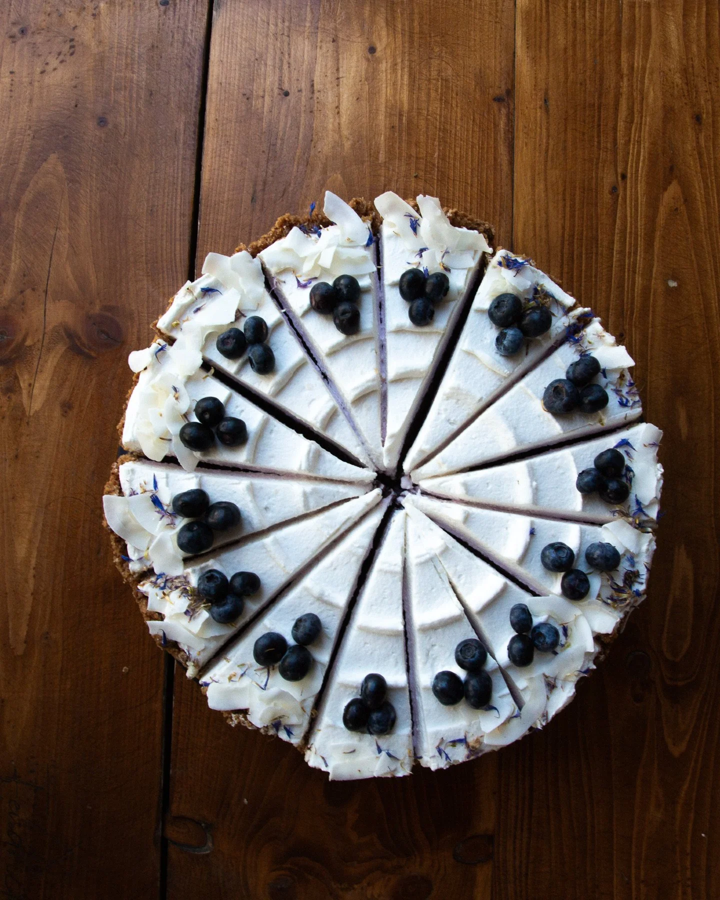 Blaubeer Cheesecake von oben, in Stücke geschnitten