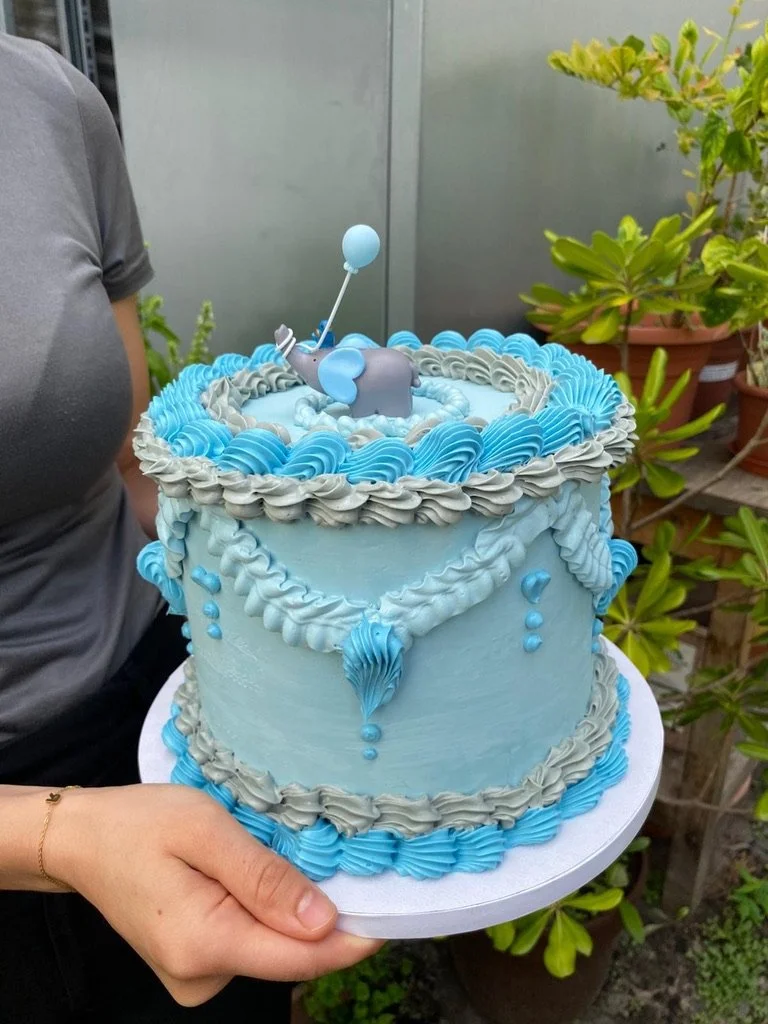 Hellblaue Vintage-Piping-Torte mit weißen Rüschen