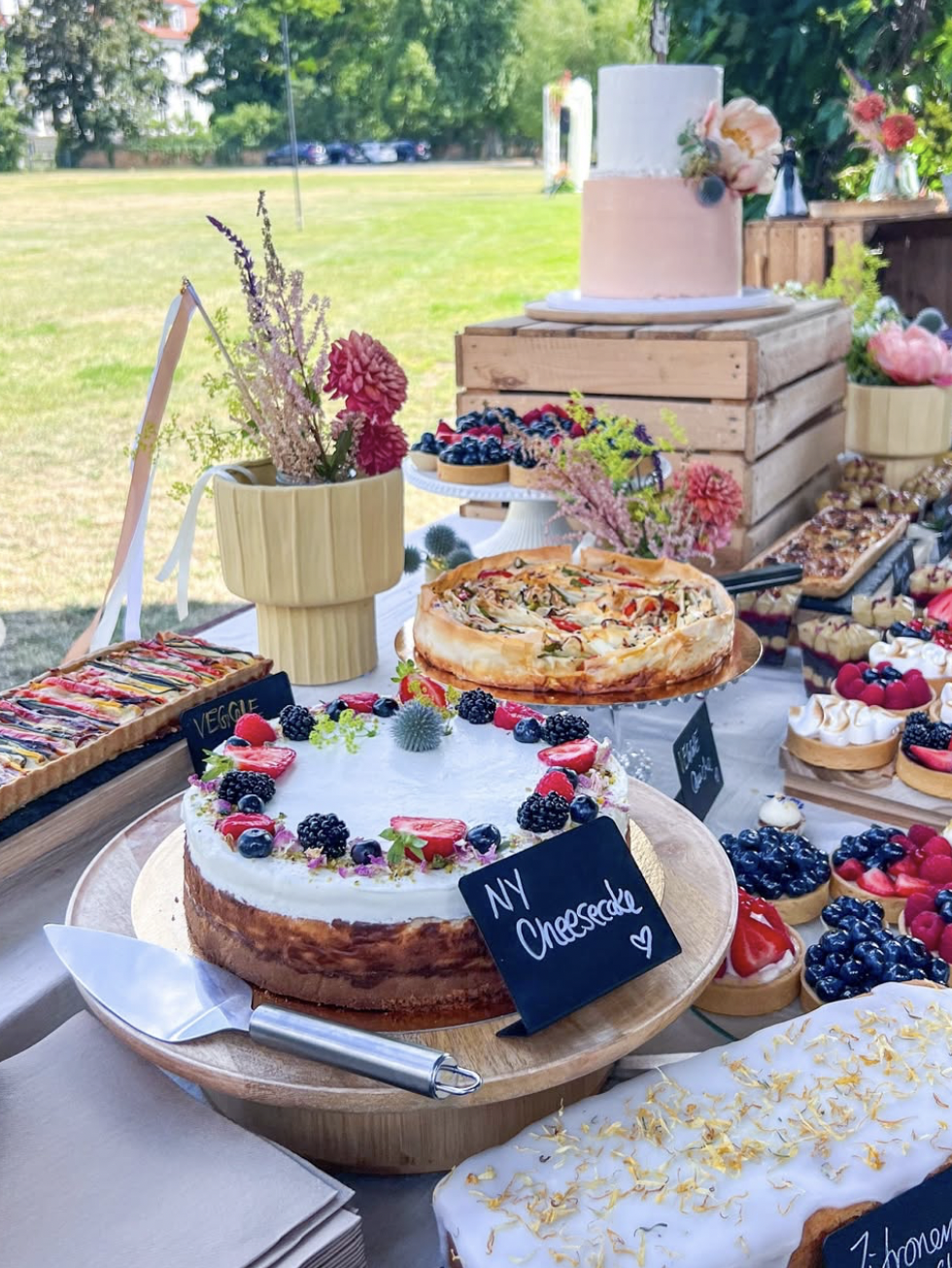 2026-08-20 Hochzeit Buffet NY Cheesecake und Torte.png