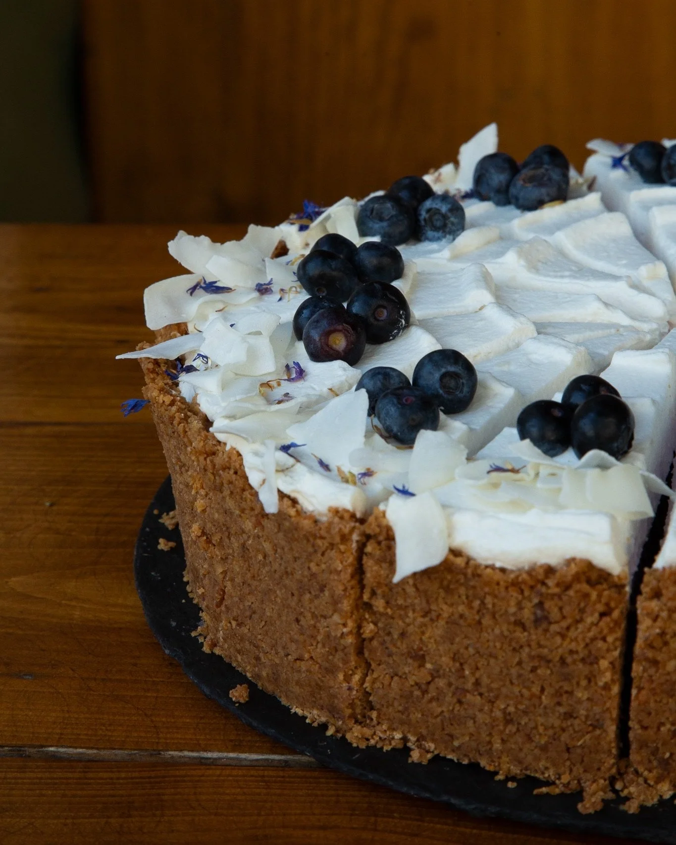 Blaubeer Cheesecake mit Blaubeeren und Kokoschips, Nahaufnahme