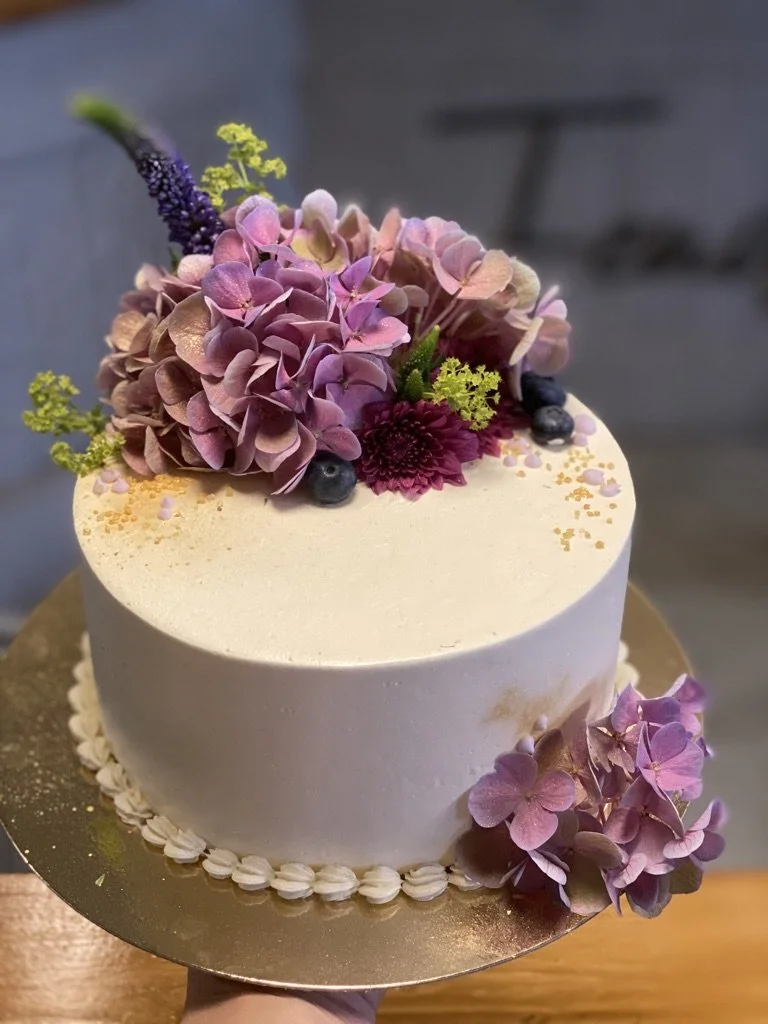 Weiße Torte mit violetten Hortensien