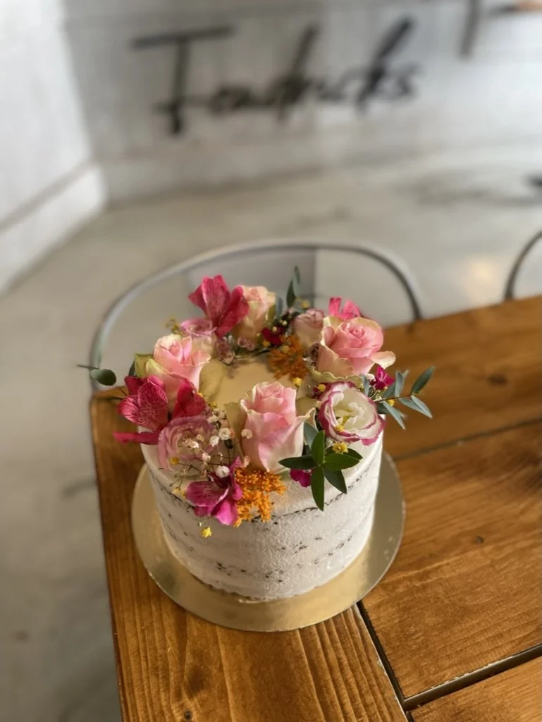 Semi-Naked-Torte mit bunten Blumen