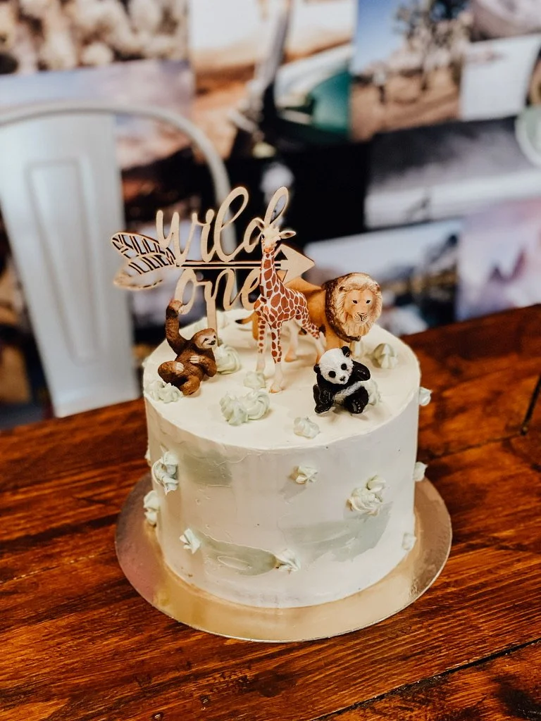 Weiße Torte mit Dschungeltieren und Topper