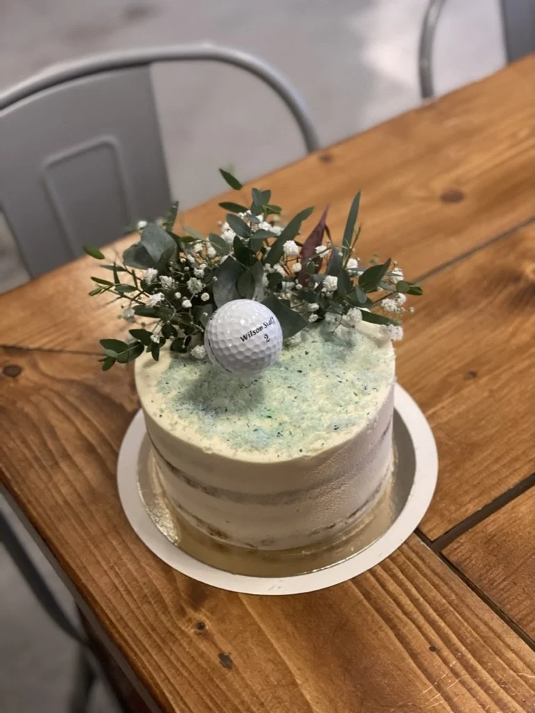 Schlichte Torte mit Eukalyptus und Schleierkraut