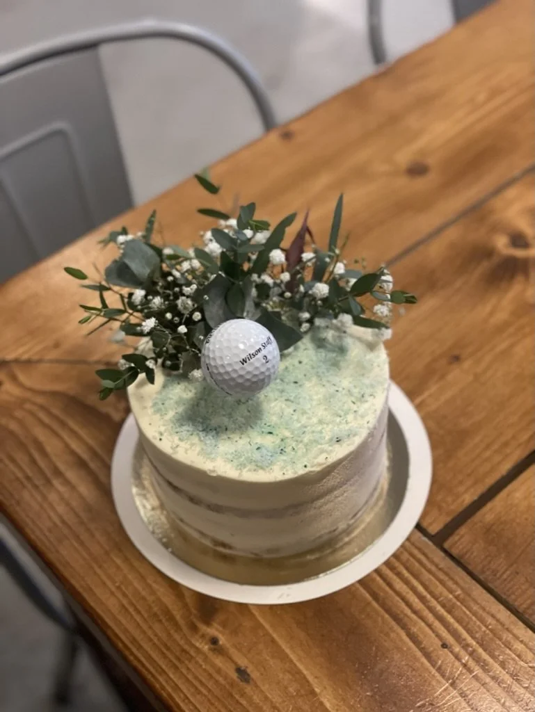 Golf-Torte mit Golfball und Grün