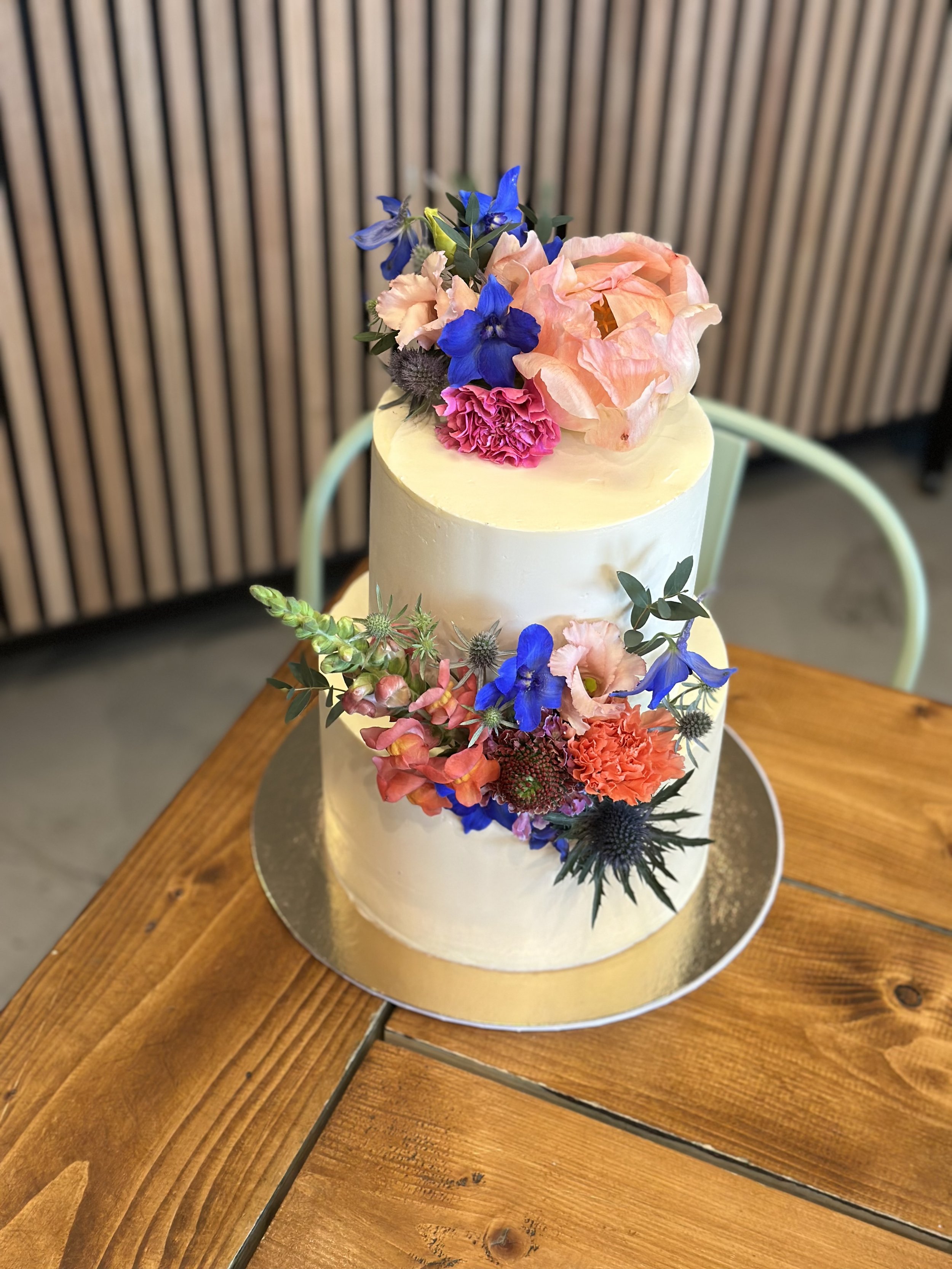 2023-06 Torte weiß bunte Blumen Rittersporn.jpeg