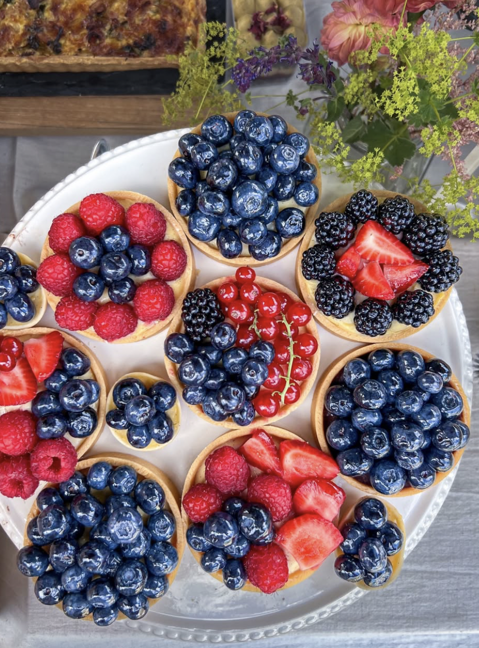 2026-08-20 Beeren Tartelettes Hochzeit Sweet Table.png