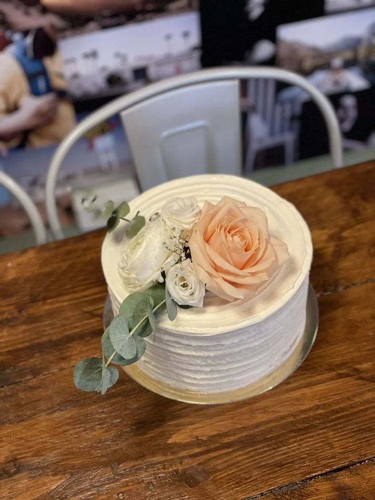 Weiße Torte mit apricotfarbener Rose und Eukalyptus