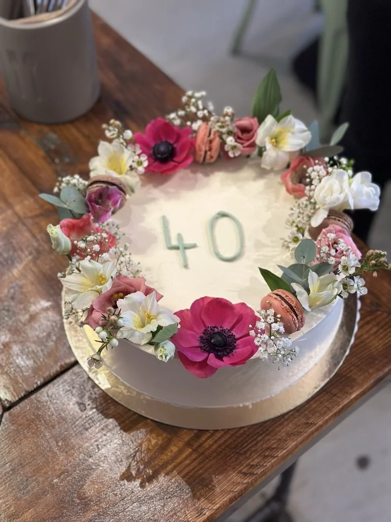 Weiße Torte mit Blumenkranz und Zahl 40