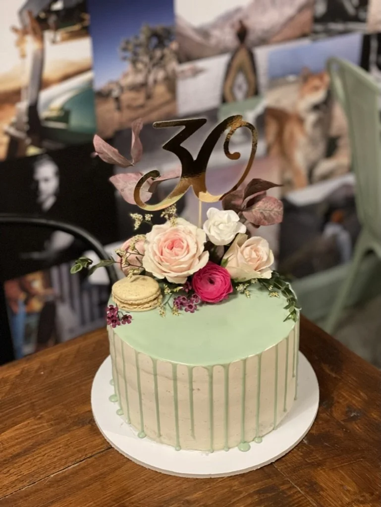 Hellgrüne Torte mit Rosen, Macarons und Zahlentopper