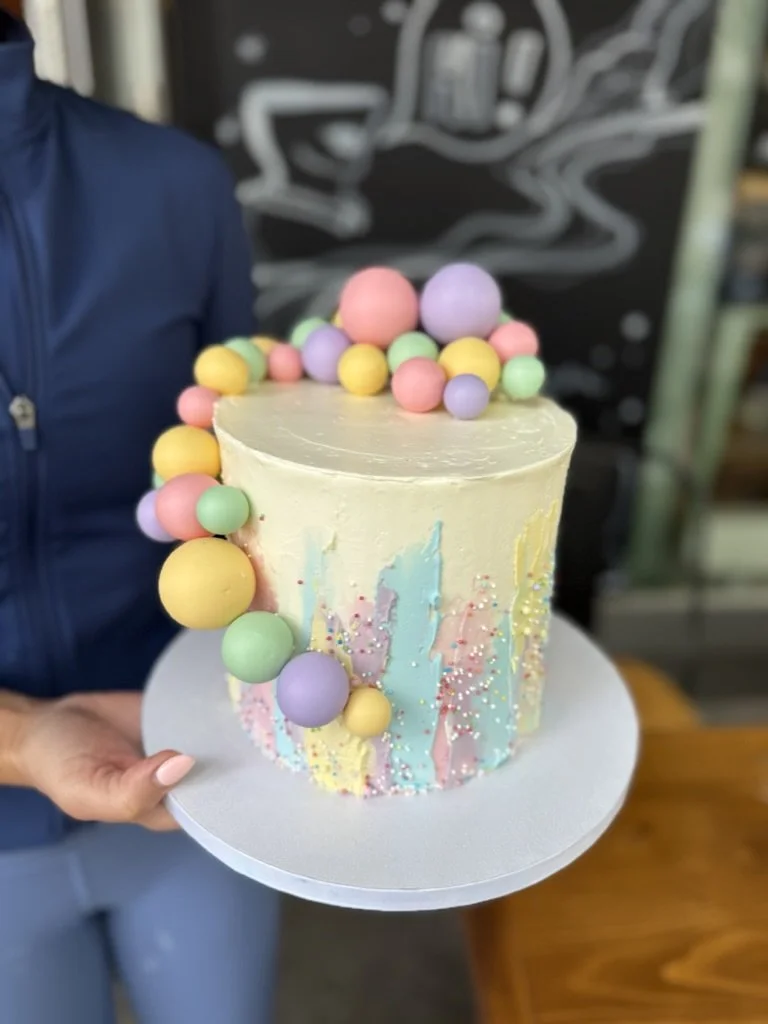 Pastellfarbene Torte mit bunten Kugeln