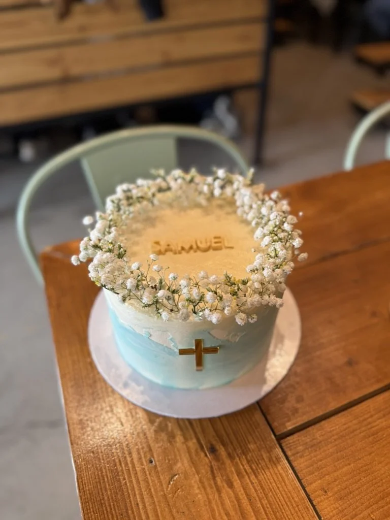 Hellblaue Tauftorte mit Kreuz und Kranz aus Schleierkraut