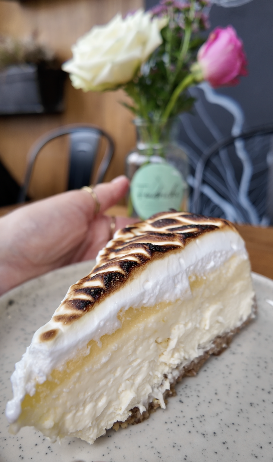 Ein Stück NY Cheesecake Lemon Baiser, Nahaufnahme
