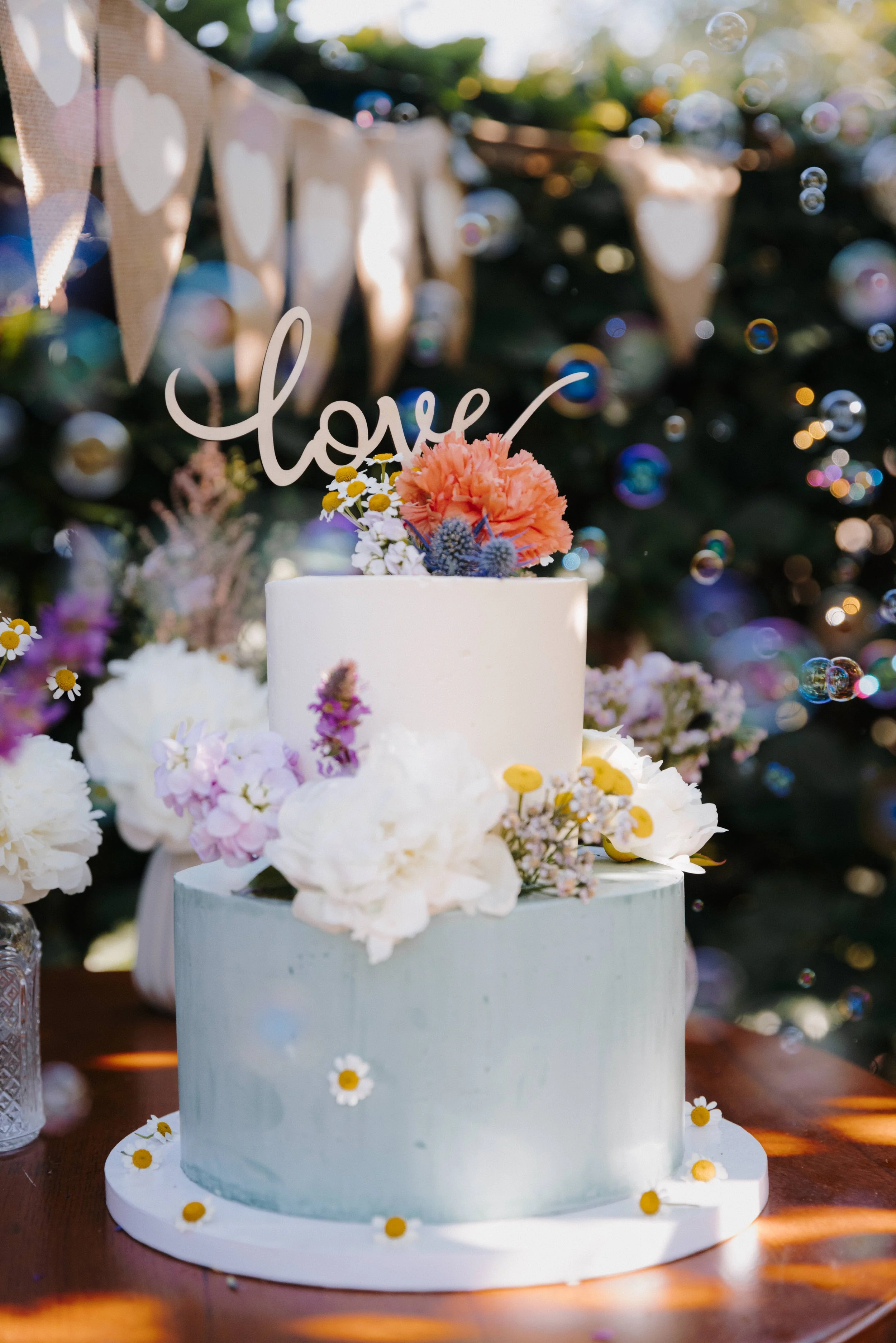 2023-07 Hochzeitstorte mint weiß Love Topper.jpg