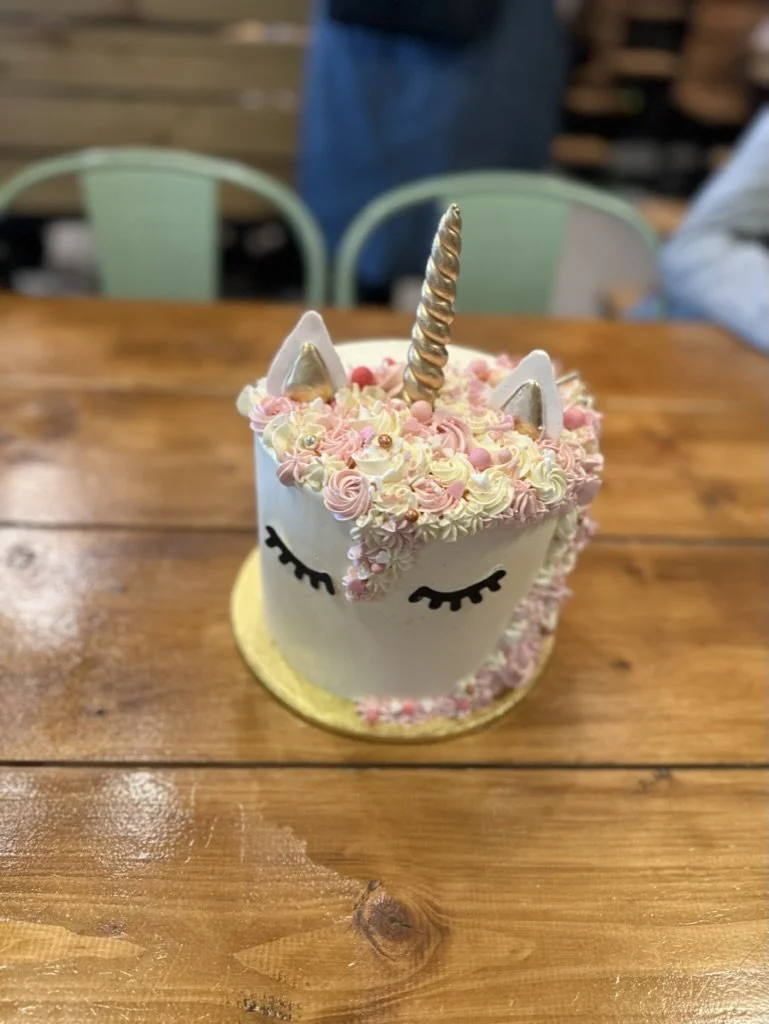 Einhorn-Torte mit goldenem Horn