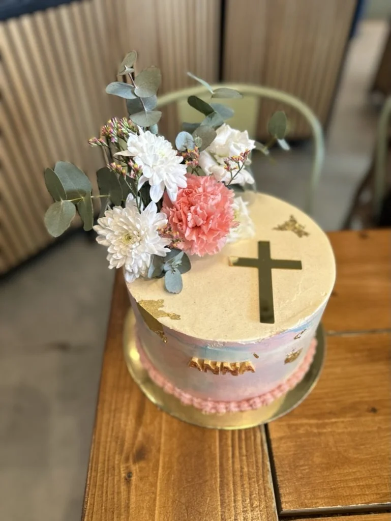 Tauftorte in Rosa mit goldenem Kreuz und Blumen