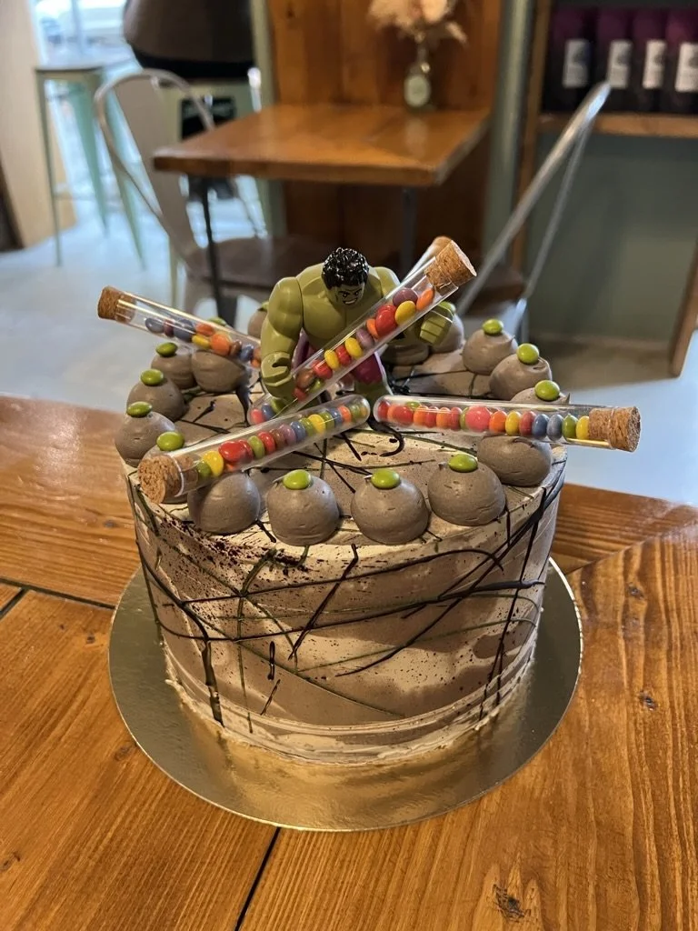 Schoko-Torte mit Süßigkeiten und Schoko-Bonbons