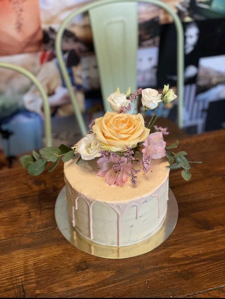 Torte mit pfirsichfarbenem Drip und Rosen