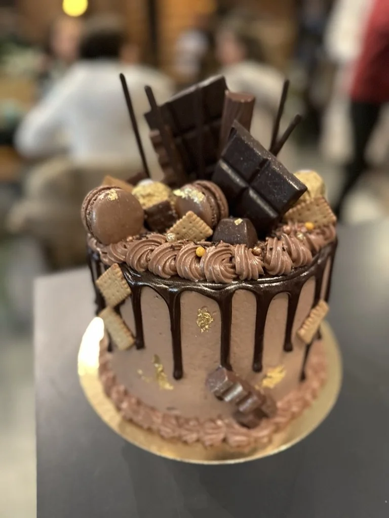 Schoko-Drip-Torte mit Schokoladentafeln und Pralinen