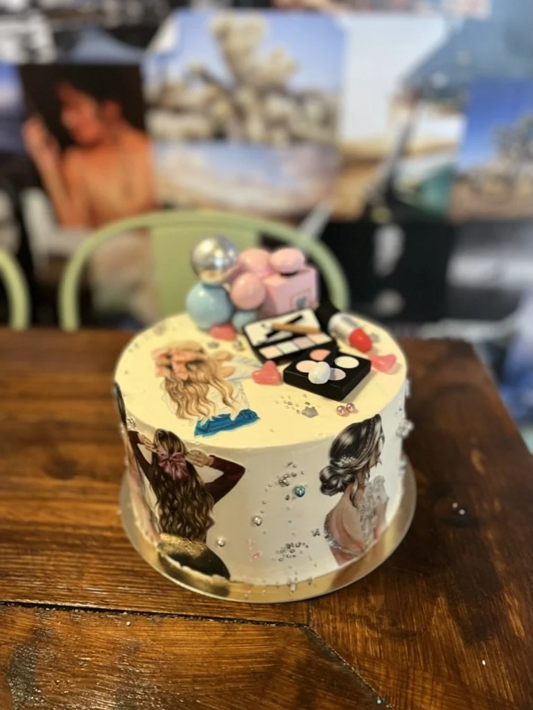 Individuelle Motivtorte mit Figuren und Deko