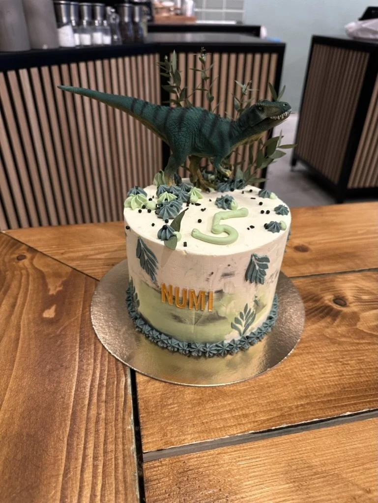 Dinosaurier-Torte mit Blättermuster